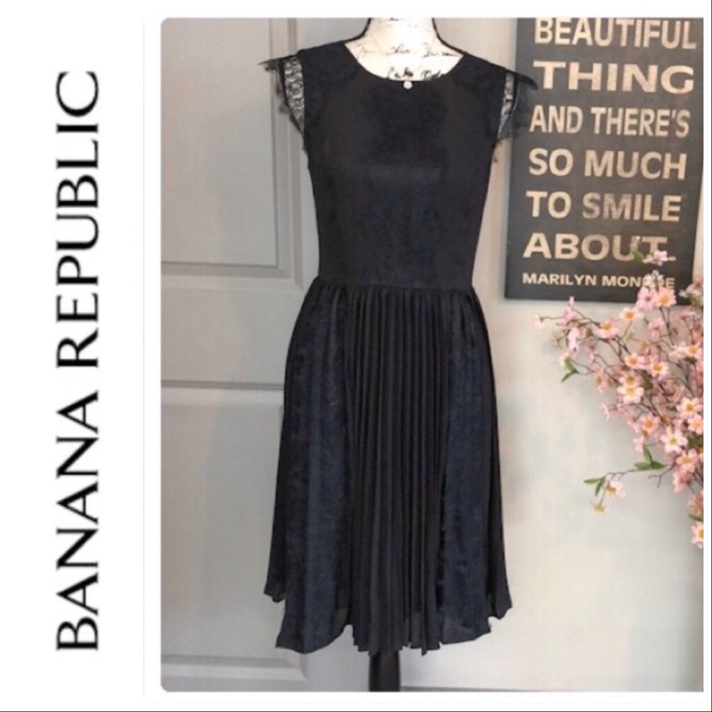 💕Beautiful Banana Republic Black Pleated Dress💕